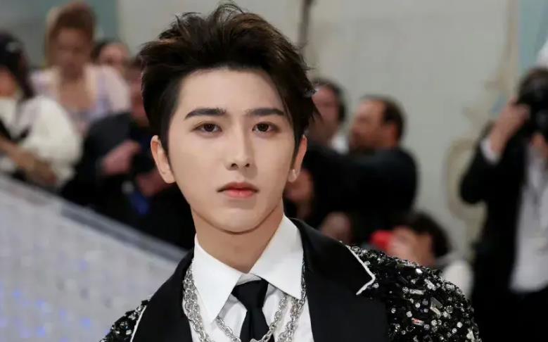 蔡徐坤风波发酵!广告牌开撤,在谈代言暂停,疑似团队下场炸词条