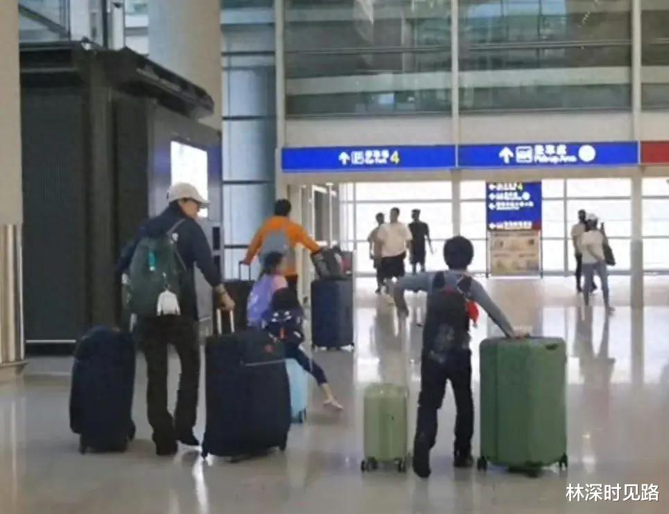 郭晶晶一家五口从英国返回香港!9岁儿子拖着2个大行李箱,严母风范尽显