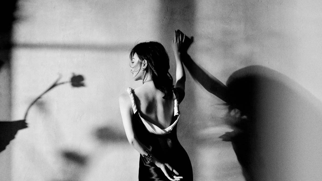 景甜真敢穿，大露背展示诱人肌肤和线条，性感独立懒理张继科复出