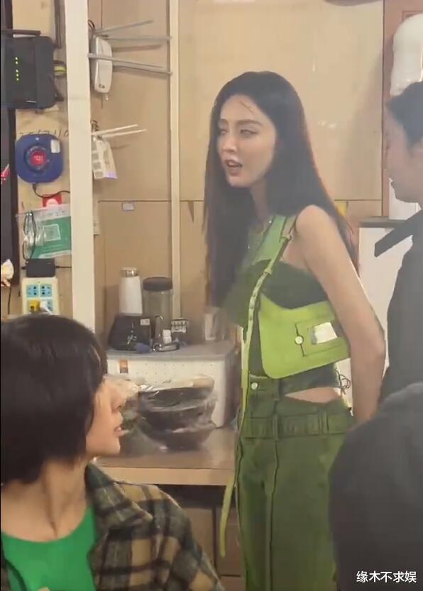 |古力娜扎回母校,再穿“辣裤”勒出赘肉,乱闻食物被老板嫌弃!