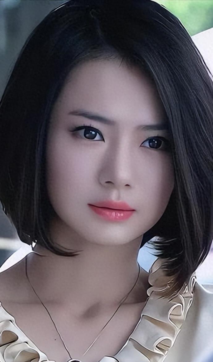 真人干瘦枯黄，荧屏上惊艳全场，这7位女星上镜前后反差巨大，来对比一下