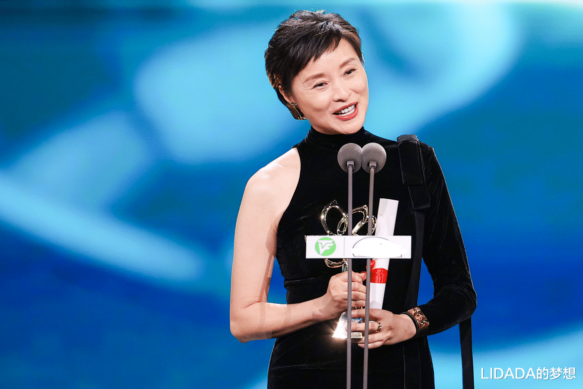演戏被骂,51岁获“视后”却惹争议,她才是娱乐圈被低估的女人