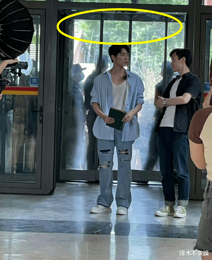 杨洋|31岁杨洋现身北外,手臂擦伤、穿搭另类,身高被质疑不到180cm!