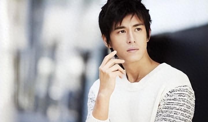 “黑道太子爷”娱乐圈公开选妃,25个女嘉宾为他上演《甄嬛传》名场面