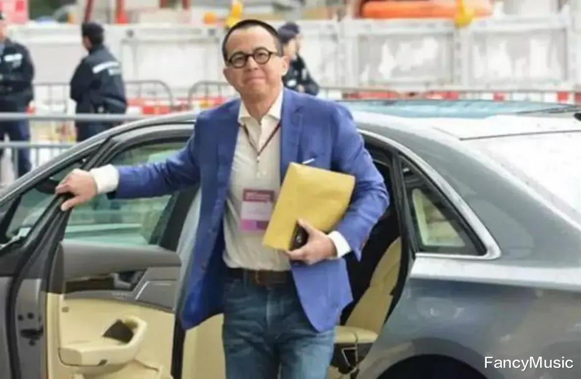 李泽楷|富二代李泽楷现身长沙,腰缠万贯气质突出,穿10万西装谈公事