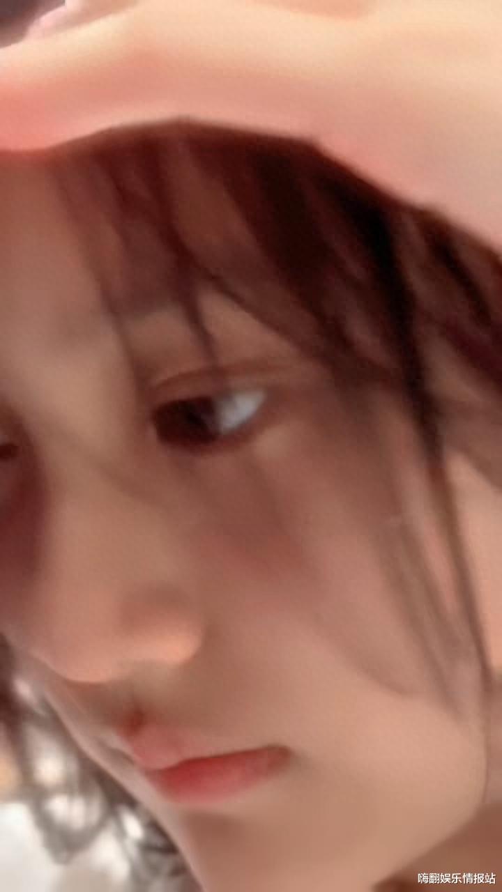 众明星晒中秋节动态,关晓彤让人沸腾,李小璐女儿看起来好冤呀