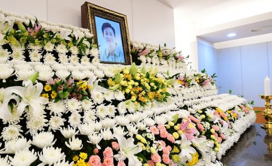 涉威胁李善均女室长受审，抱孩子一言不发，在男方去世前逃跑未果