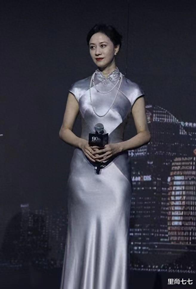 服了倪虹洁,穿旗袍戴珍珠像个姨太太,45岁的曲线是真惊艳