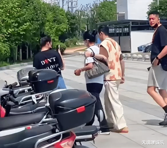 萧敬腾未婚妻躺床晒自拍,唇红齿白面色红润,50岁的她未否认怀孕