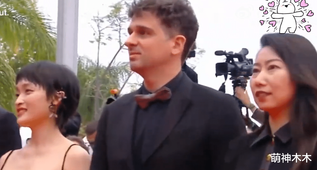 刘昊然|周冬雨刘昊然亮相戛纳红毯!女方偷瞄刘昊然,男方为避嫌自顾自走