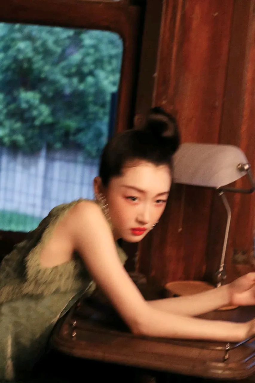 小燕子偷偷复出了?