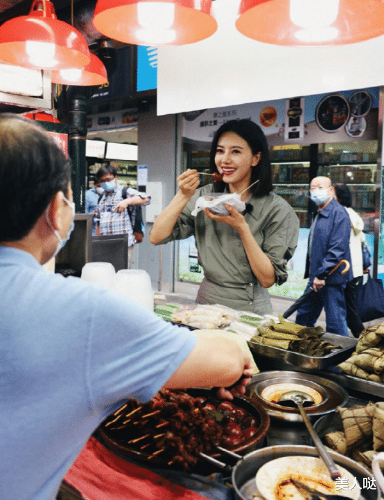 殷桃和高圆圆同吃路边摊输太惨！一个托腮卖萌超造作，一个自然大方太优雅