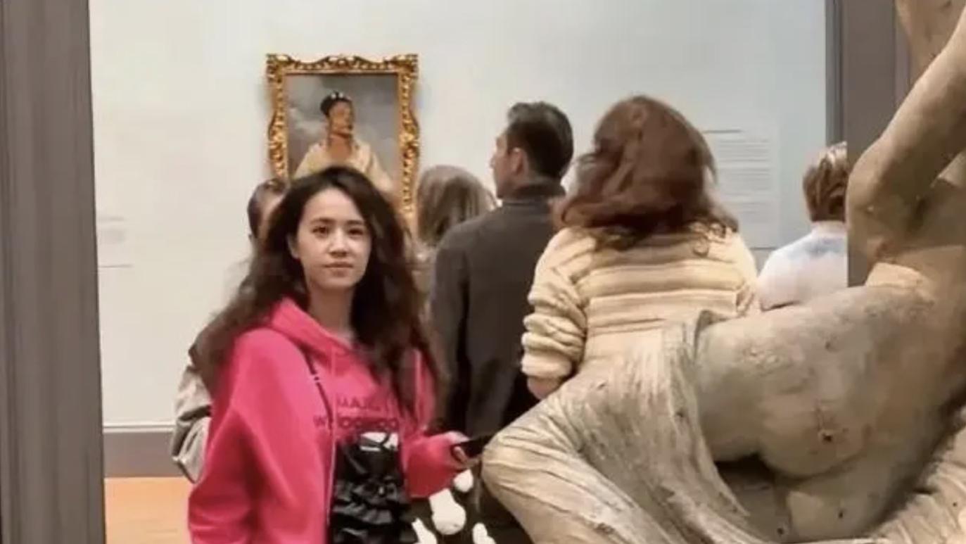 蔡依林新发型一言难尽，看起来乱蓬蓬的，还发质不好的样子！