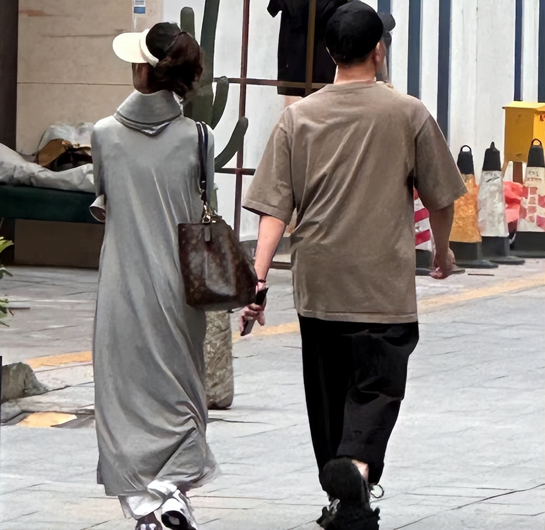 林生斌和2婚妻子罕现身！穿万元鞋、背万元包，不受公司倒闭影响