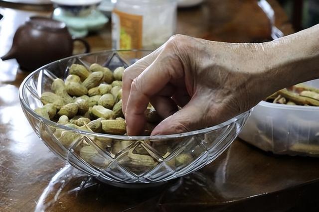 医生提醒：经常吃花生的人，患上这种病的几率很大！许多人已中招