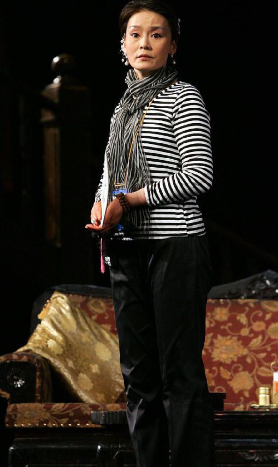 发型 60岁女人：想比同龄人更显气质，穿搭和发型是关键，看潘虹就知道