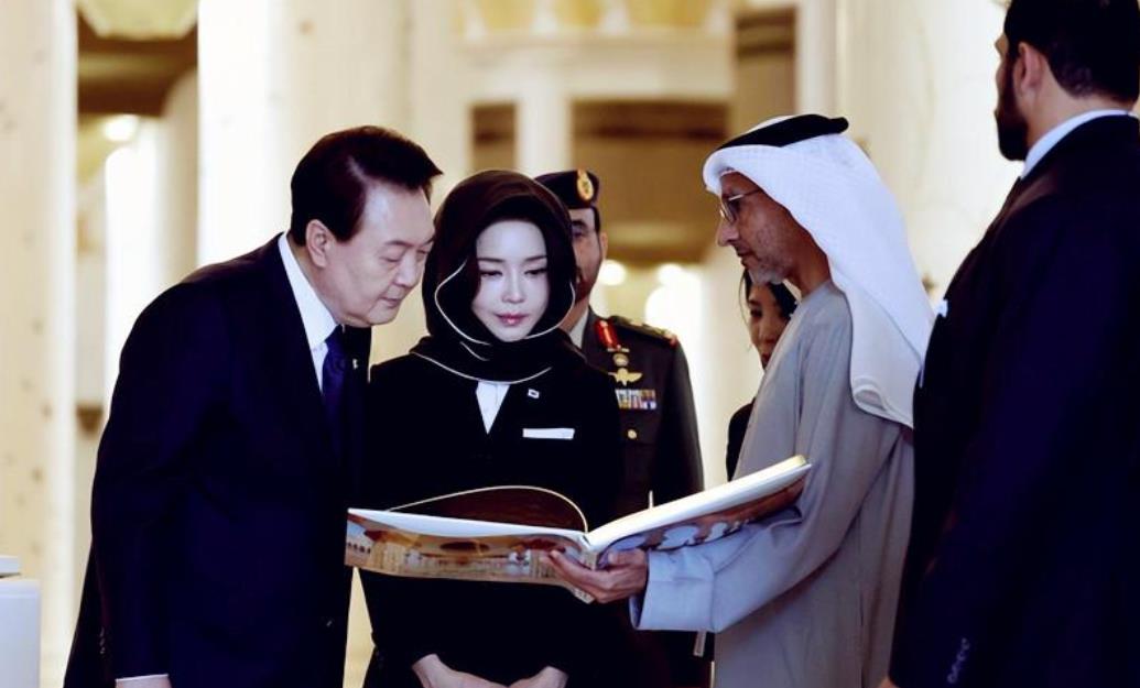 迪拜酋长情人罕出镜!马哈拉妈妈身材丰腴,幼态脸和金建希一样嫩