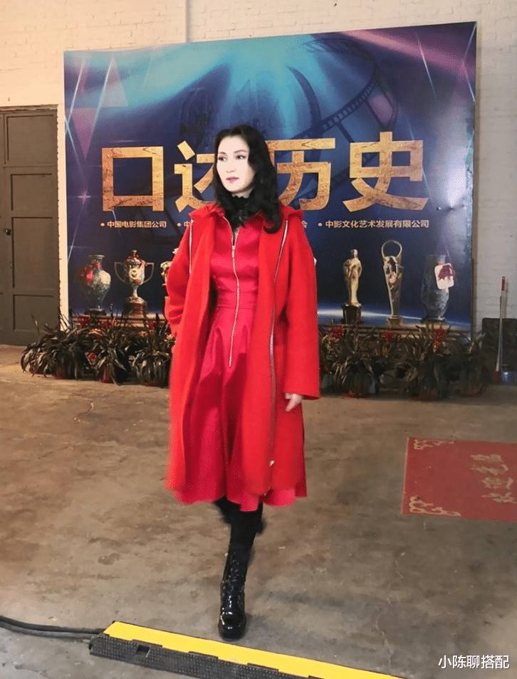 穿衣搭配 最美贵妃林芳兵57岁留“女神头”，瘦身后穿衣简单却时髦逆龄变美