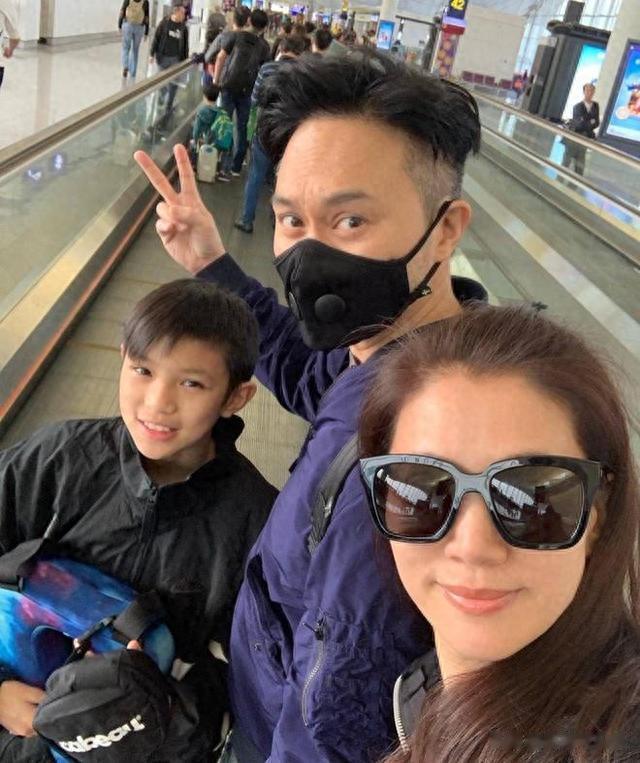 张智霖评论区沦陷:无爱的婚姻真可怕,自爆不用避孕套,1年吻1次