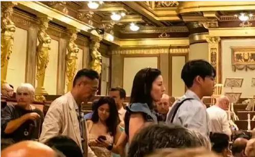 李嘉欣携家人去奥地利游玩，打扮精致气质好，儿子皮肤黝黑像爸爸