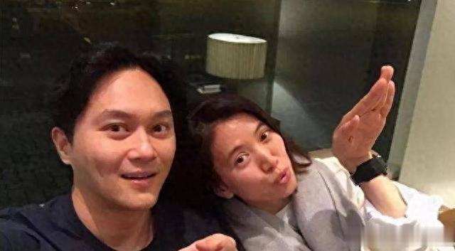 张智霖评论区沦陷:无爱的婚姻真可怕,自爆不用避孕套,1年吻1次