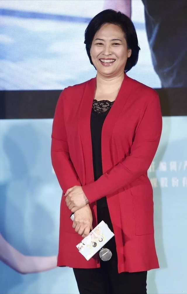 燕麦 64岁许娣老了也优雅：头发微卷，衣着鲜艳，照样美过年轻人