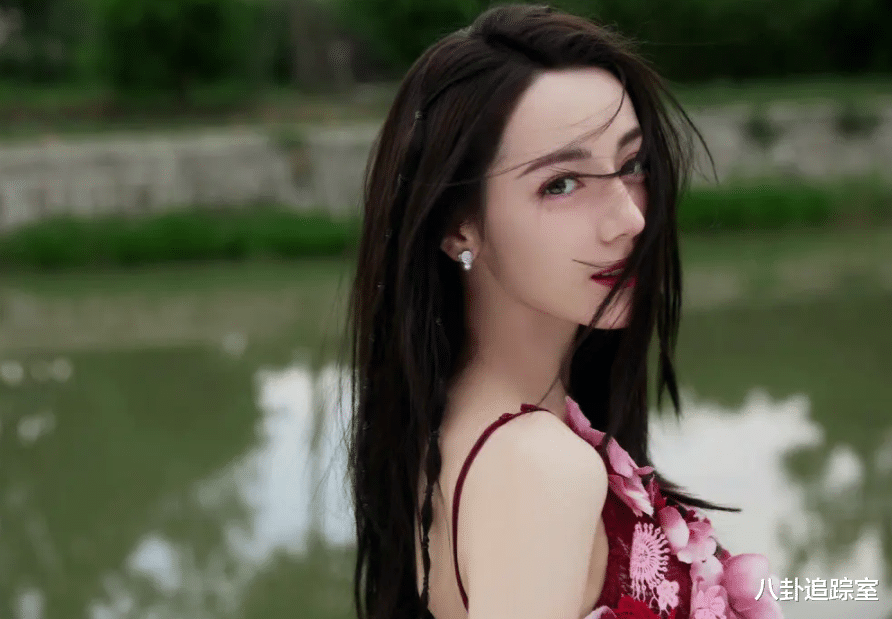 迪丽热巴|热巴怀孕风波后现身机场!1月出国面部浮肿,知情人称黄景瑜也在