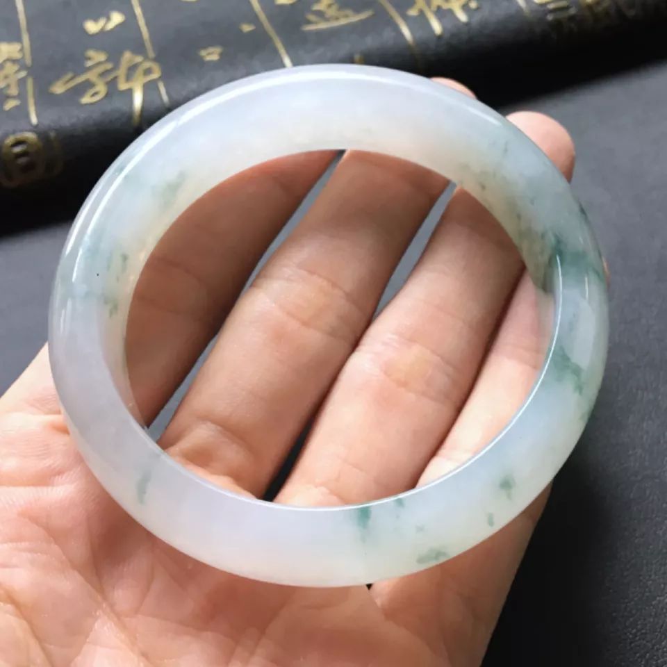 10公斤重的翡翠原石,一刀切出一大盆飘花手镯!