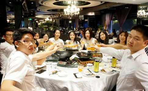 饭局上，给领导挡酒，一句“领导喝太多了，我来替他喝”足以暴露低情商