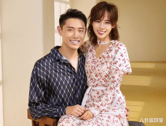 买超携2美女酒吧潇洒,白衣女神似张嘉倪,穿着清凉眼神暧昧拉丝