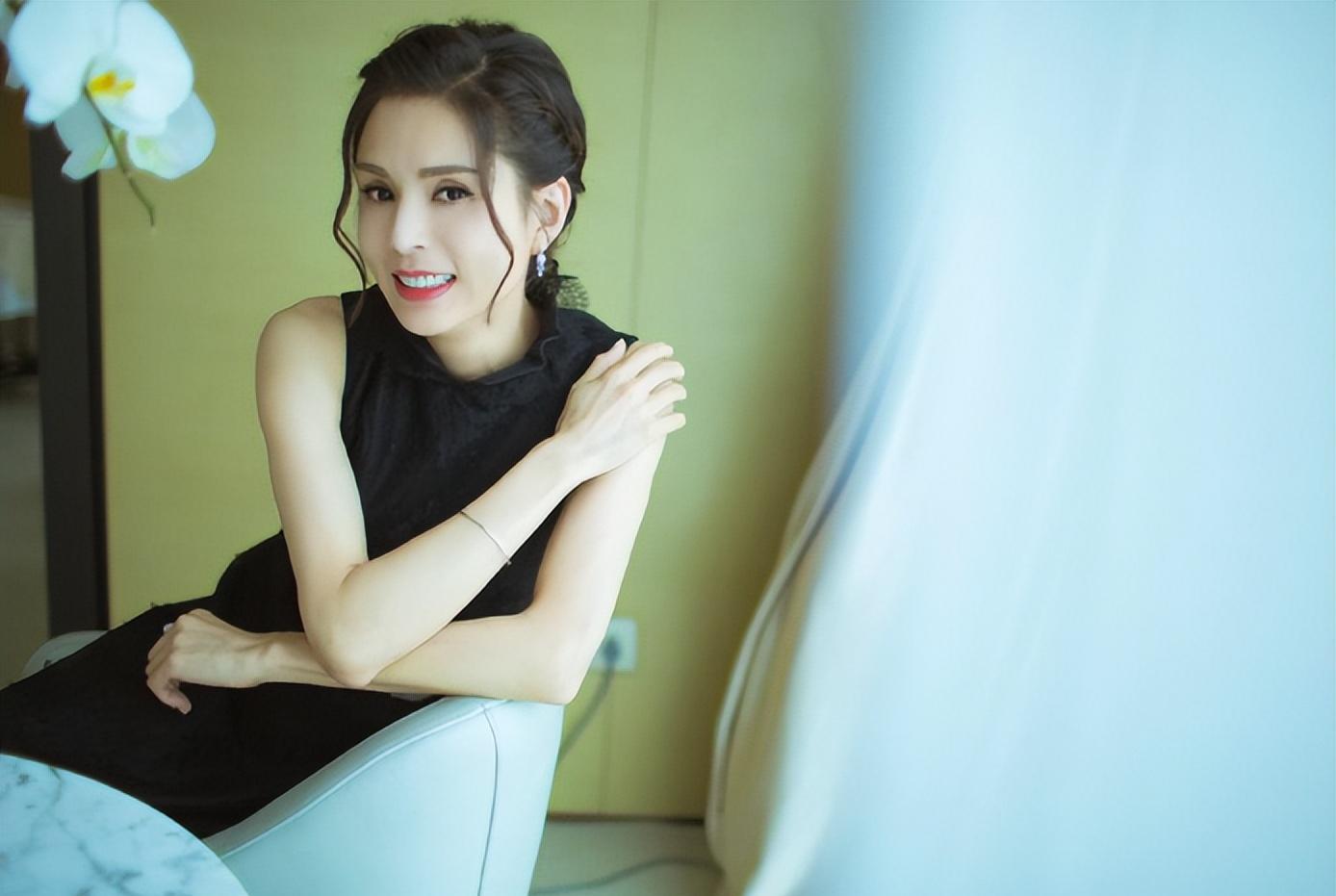 56岁李若彤吃路边摊,已经瘦成纸片人,马甲线成为全场亮点