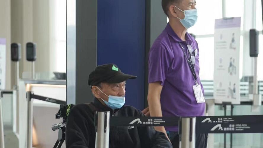 袁祥仁|知名港星坐轮椅现身，没人照顾只能找工作人员帮，66岁仍拼命工作