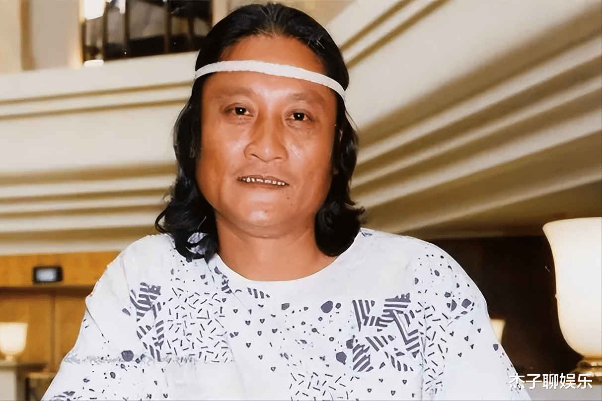 春晚|春晚一夜成名，意外坠楼成“智障”，被妻女抛弃，情人照顾他21年