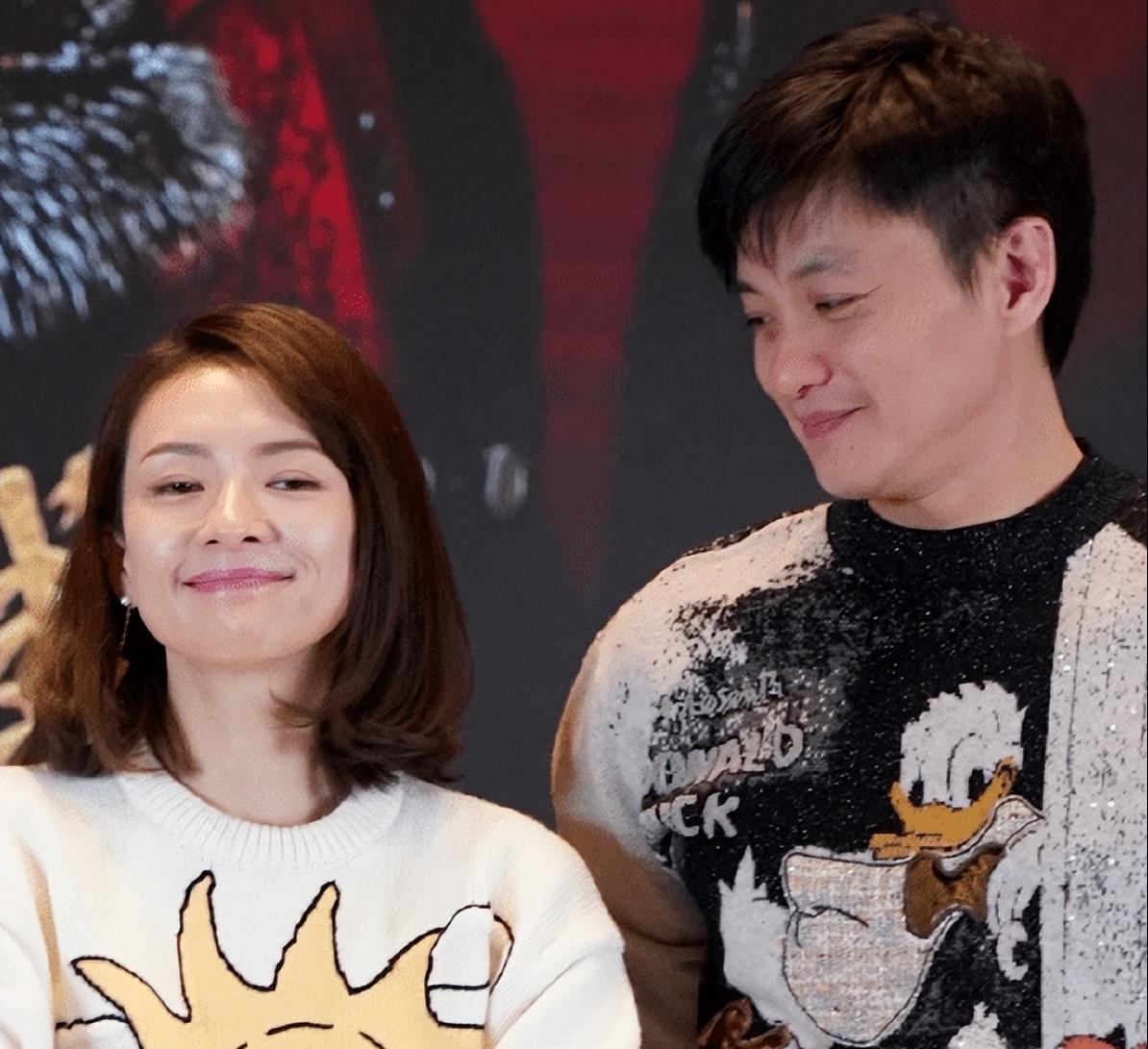 周一围还没亲,章子怡就张开嘴、伸直腿,难怪网友提醒朱丹要小心了!