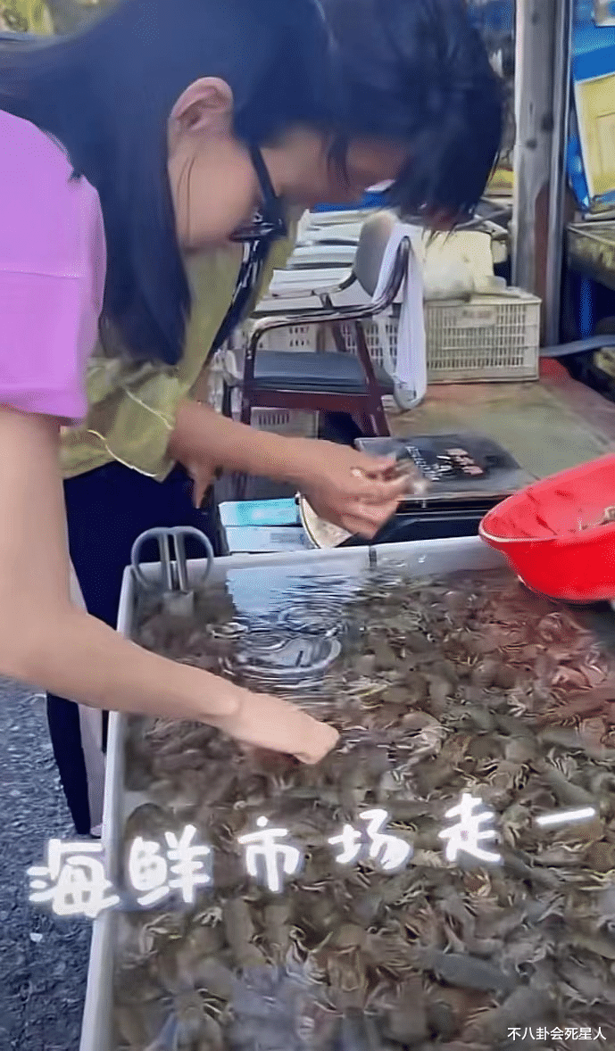 43岁董洁素颜逛市场,青筋暴起瘦成纸片人,穿围裙下厨招待朋友