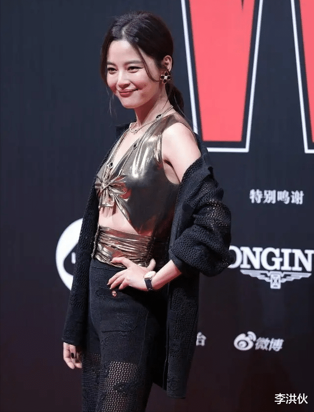 不穿高定，不穿婚纱公主裙，2024开年第一场红毯谁扛住了镜头？