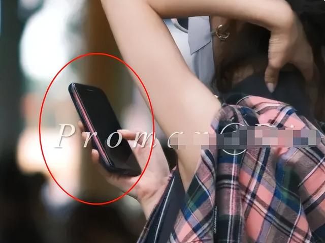 赵丽颖|赵丽颖带儿子出游，为儿子6年不换手机，4岁想想坐婴儿车引争议