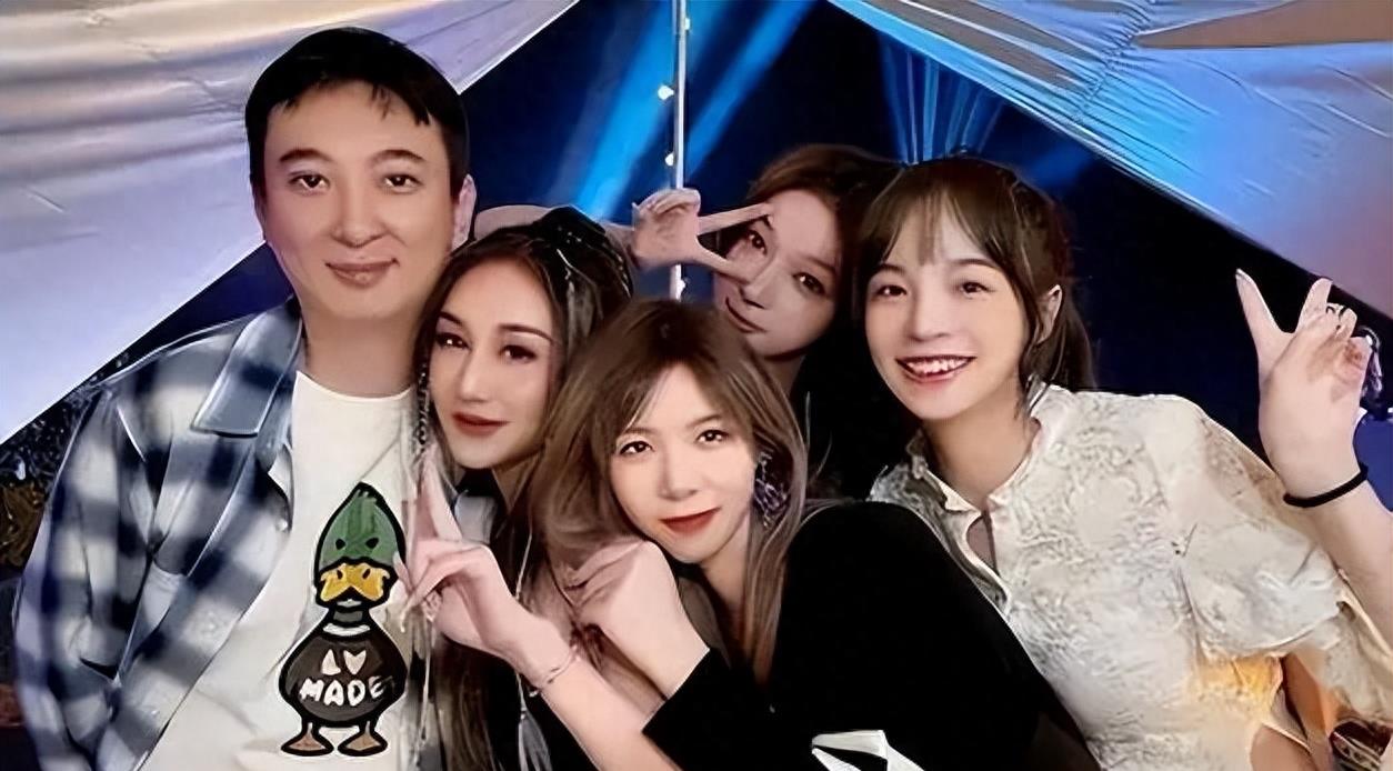 王思聪和21岁女友光速分手!女方已搬离豪宅,新女友的颜值不输明星