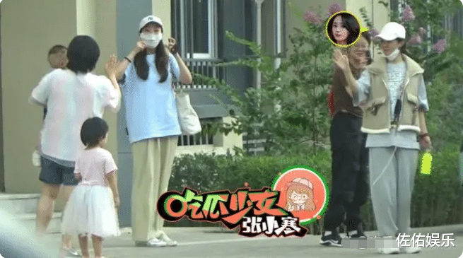 赵丽颖素颜出门会友,棉服加身引担忧,与小女孩打招呼接地气