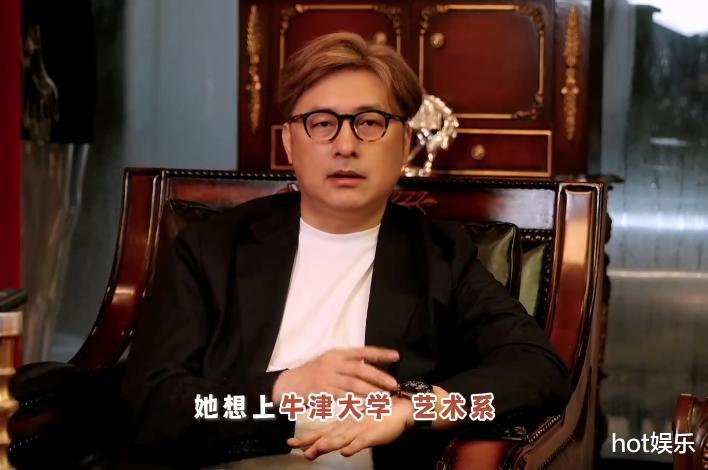 退休李湘现身寺庙,身材臃肿又发福,年轻男子相伴,疑似恋情曝光