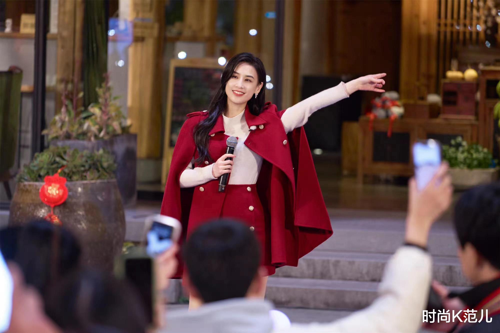 杨幂|黄圣依央视春节特别节目献唱,穿红色斗篷大衣,时尚又喜庆!