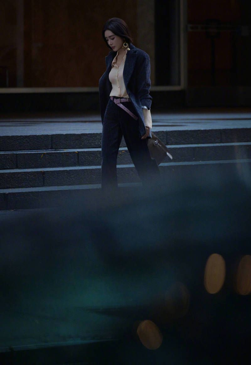 秦岚蓝色西装低调时尚 飒爽干练演绎职场女强人