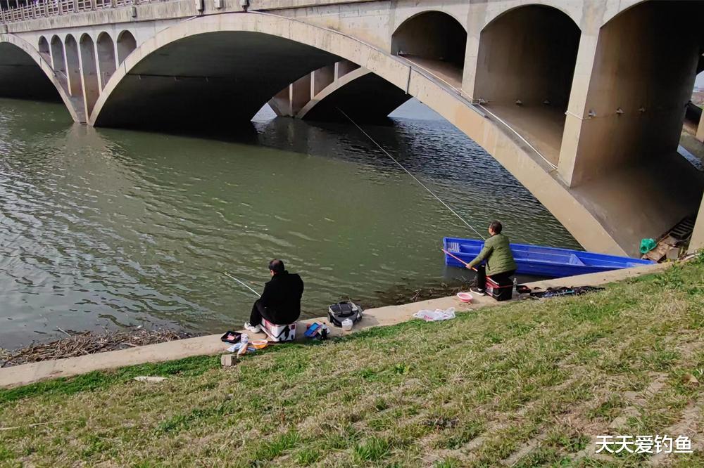冬季野钓人找鱼,4种地形必有鱼窝,找对位置事半功倍