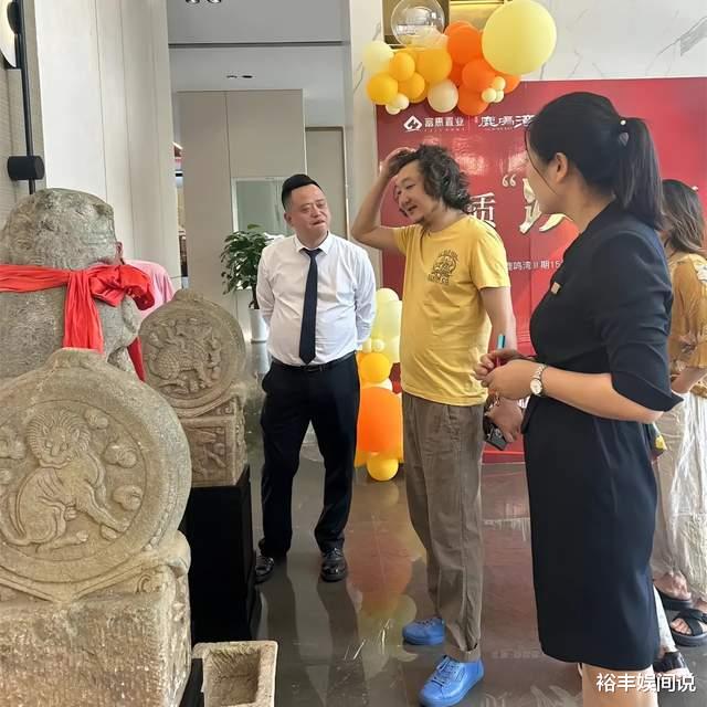 王大治|王大治携妻女现身！女儿抱着爸爸的腿撒娇，妻子近照被嘲不如董洁