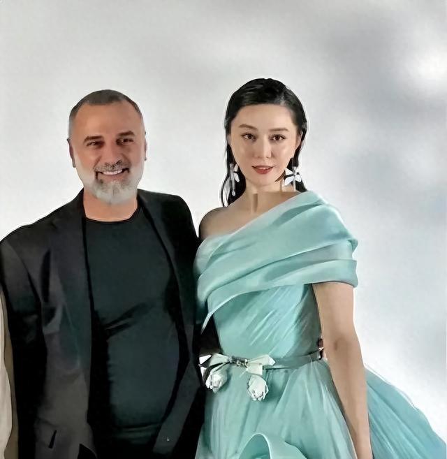 在秀场外拍到范冰冰,生图感叹她真美,皮肤细腻紧致比真实年龄小