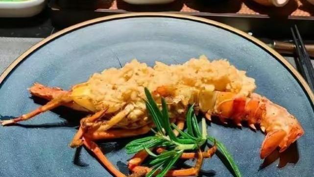 郭美美再次开始炫富，现身高级餐厅就餐，化浓妆不敢相认，承认自己的恋情