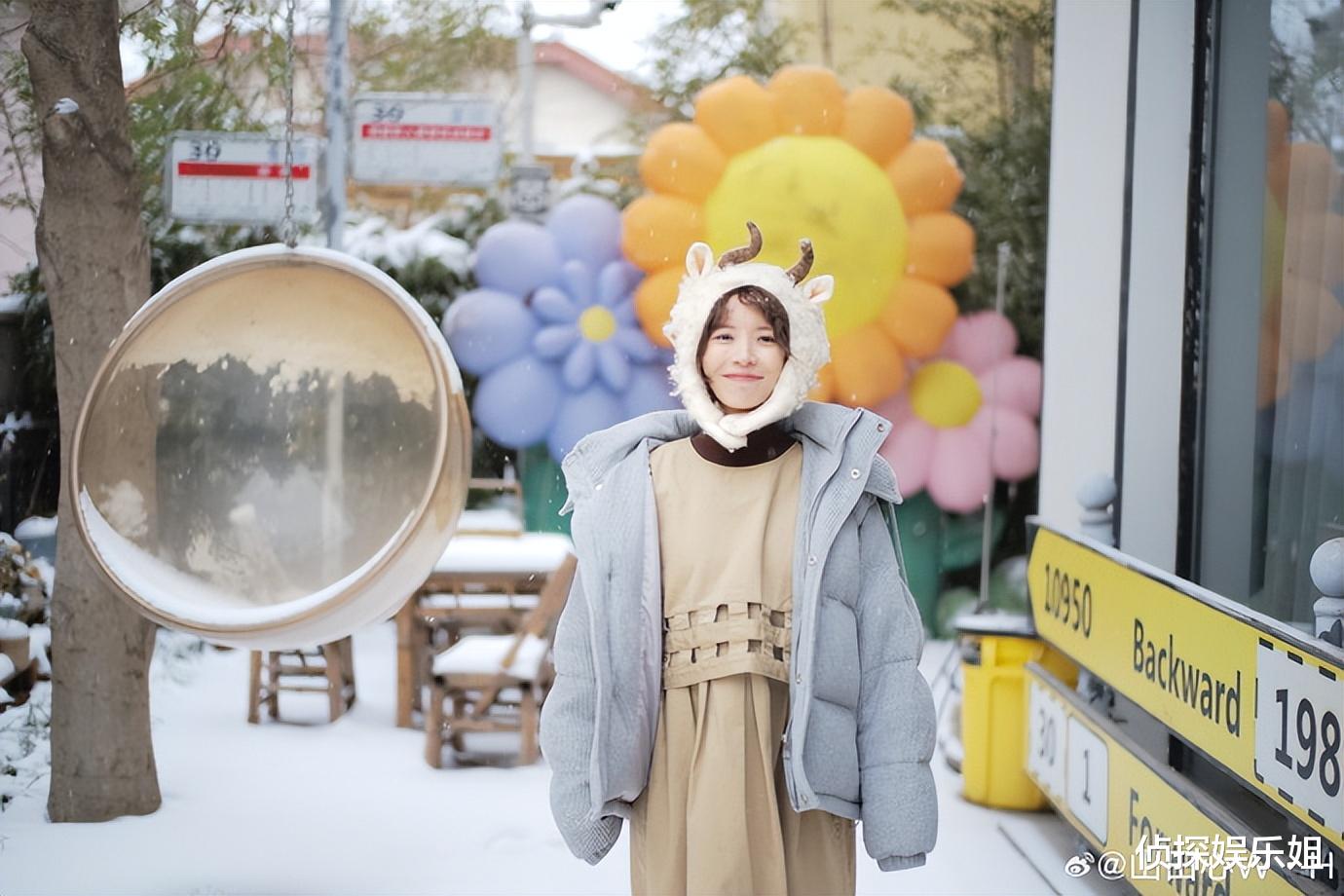 “超女”黄雅莉挺超大孕肚玩雪，原相机下状态完美，纤细手臂抢镜