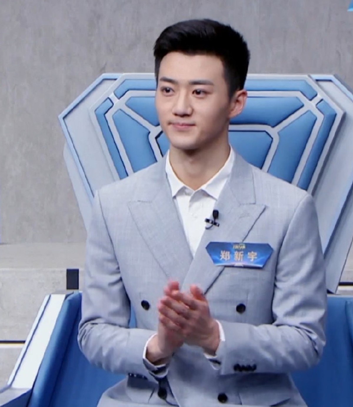 被央视新女主持惊艳到了，好身材遮不住，一双“漫画腿”很吸睛