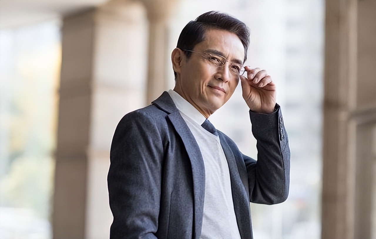 他高考落榜后去代课，被学生轰走，打工被老板炒掉，如今身价千万