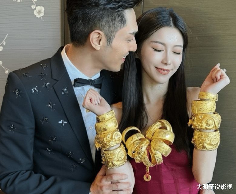 恭喜!香港知名男星晒照宣布结婚,送一捆20万现金而被指炫富